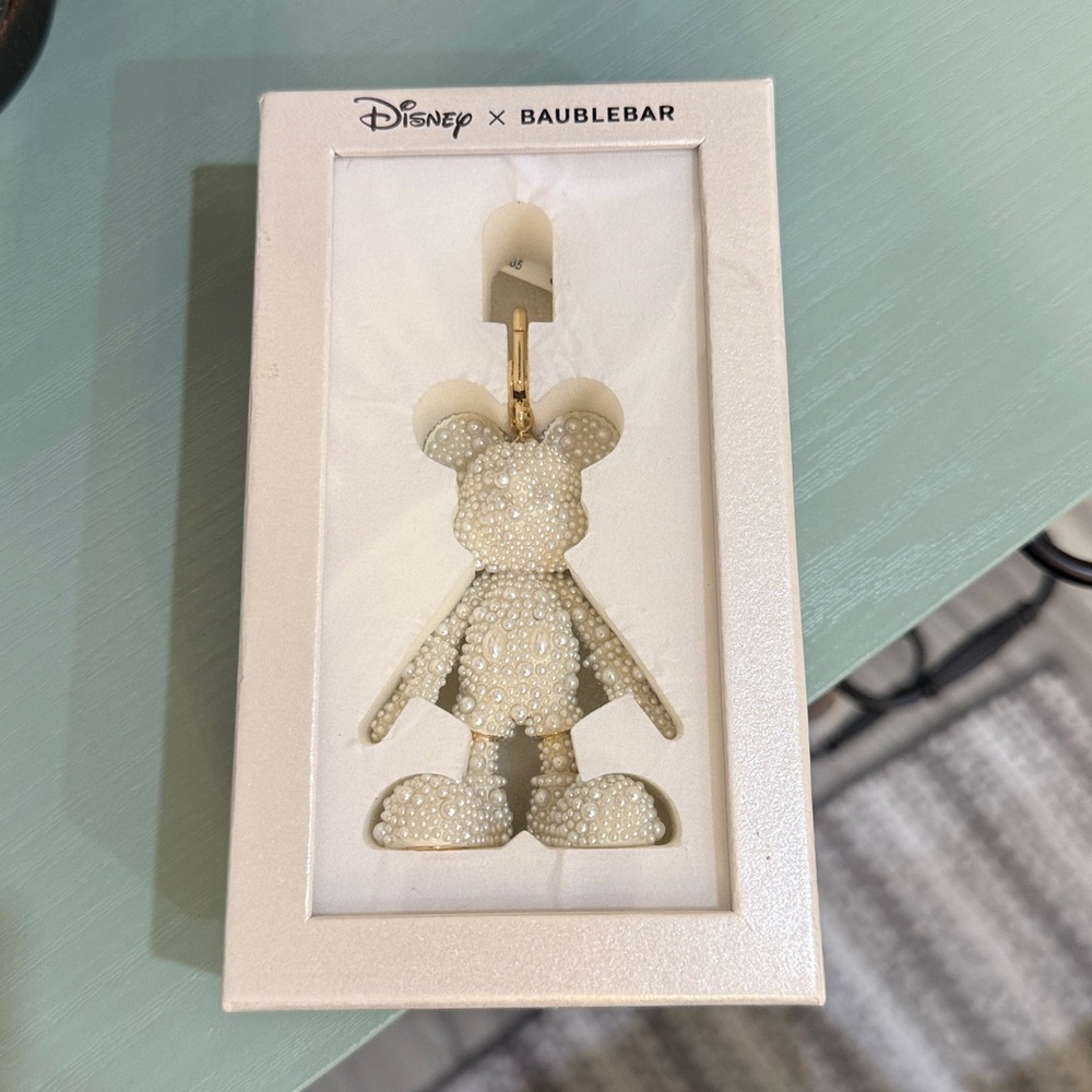 Dooney and Burke Disney Micky & Minnie Satchel, like new. FREE GIFT W/ purchase - Picture 11 of 14